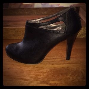 Maurices black heeled ankle bootie